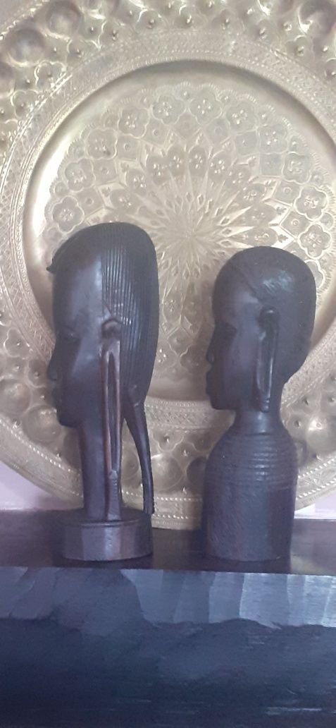 Vendo 2 figuras  africanas pau santo