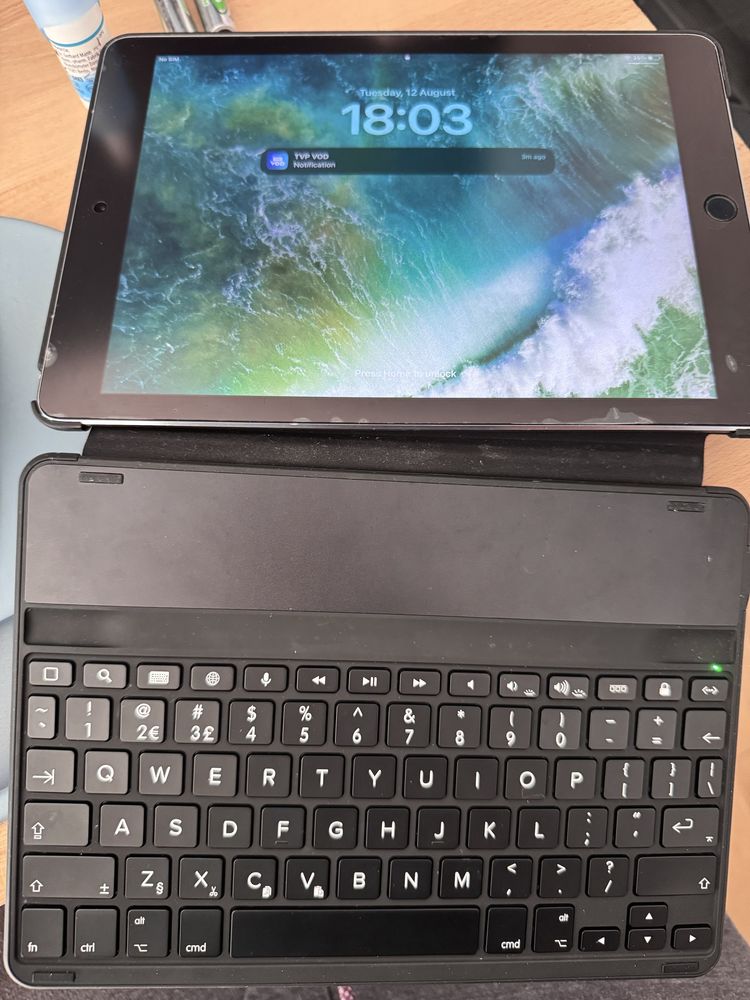 iPad Pro 9.7” 256 GB Wi-Fi + Cellular – Space Gray + klawiatura etui