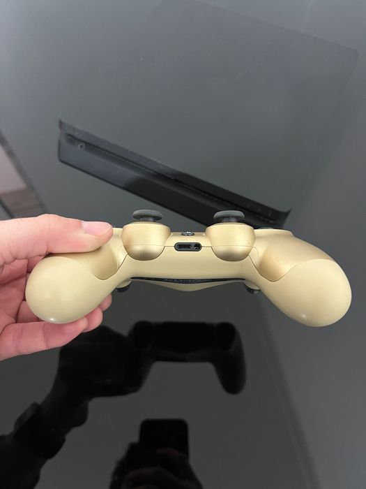 PlayStation 4 500GB + Comando Dourado e cabo