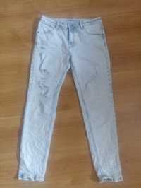 Spodnie jeansowe rurki z dziurami