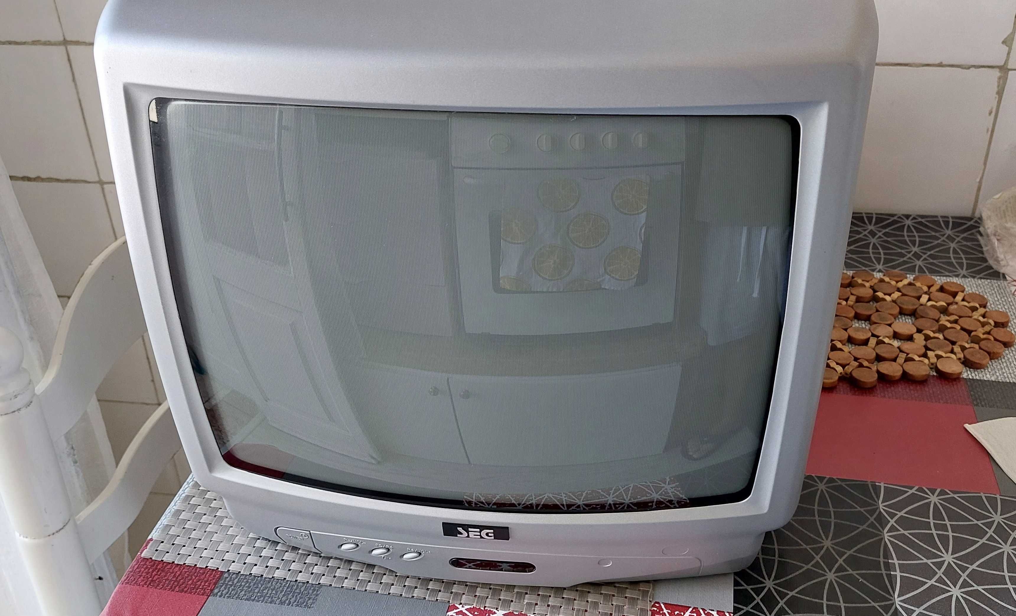 Vendo Tv a cores