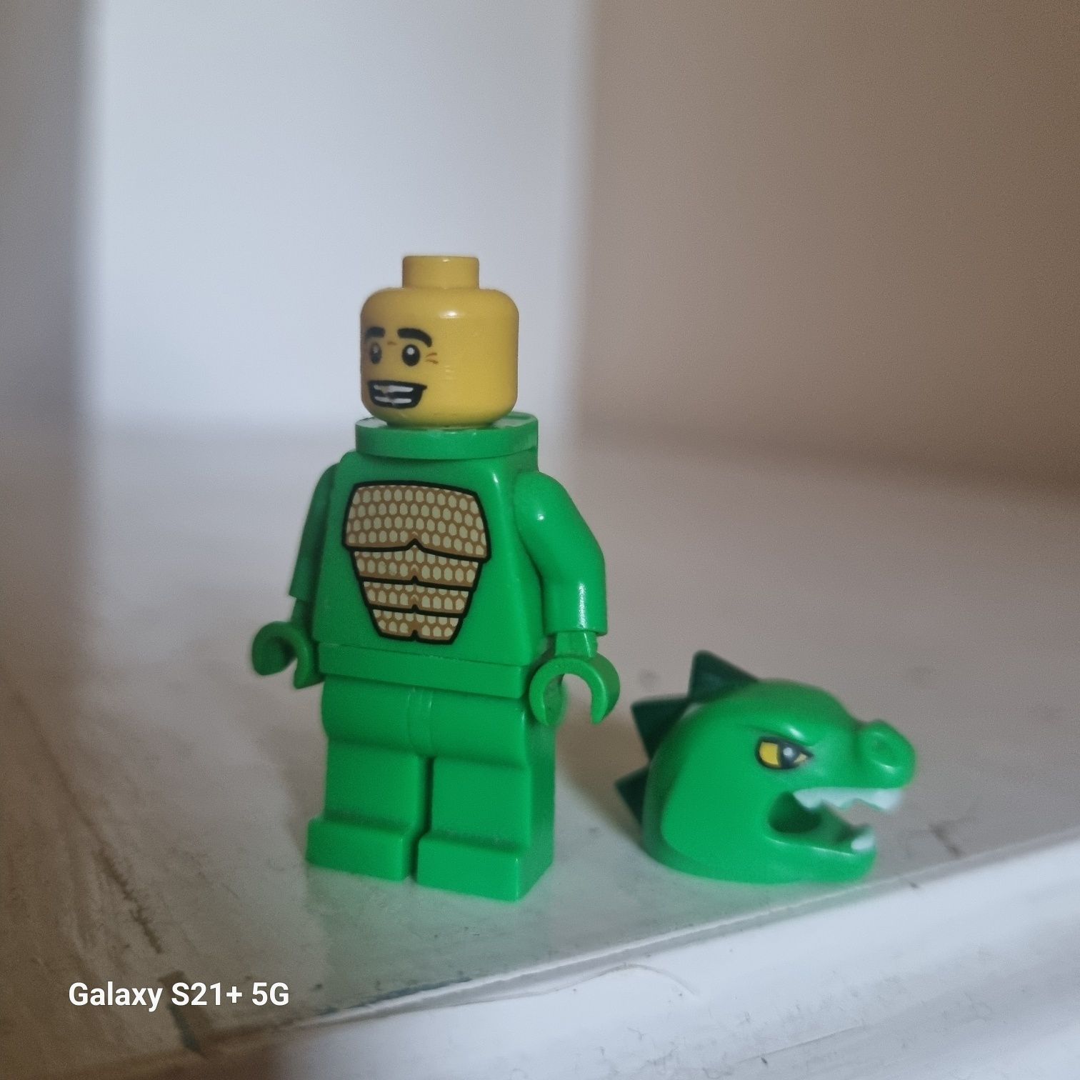 Lego minifigurka człowiek dinozaur jaszczurka