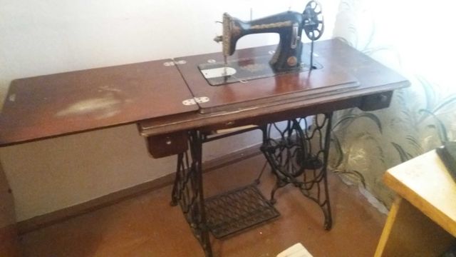 швейная машинка с ножным приводом (середина прошлого столетия)