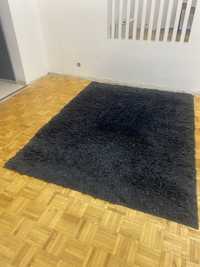 Czarny dywan z długim wlosem 200 na 150 cm