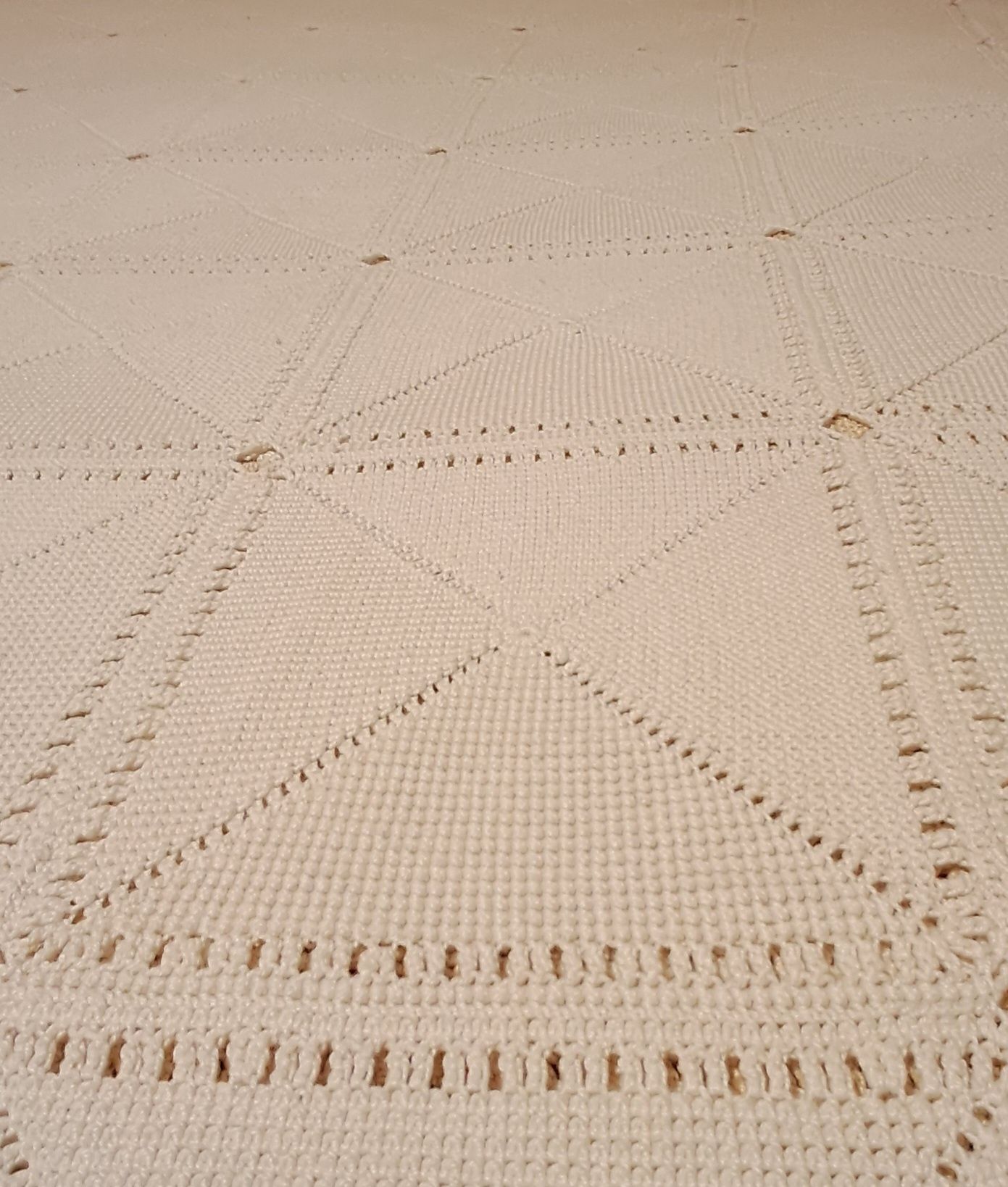 Colcha em crochet para cama de casal.