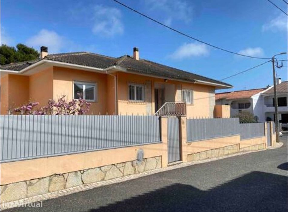 Moradia T8 com jardim localizada em Cascais. T2 e T4 no Centro de Casc