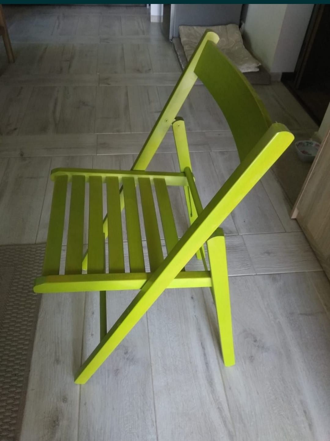 Zielone składane drewniane krzesełko