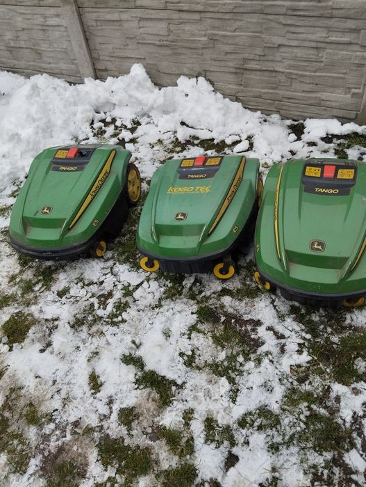 3 roboty koszące kosiarka automatyczna John Deere Tango E5