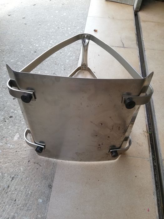 Suporte de lenha metálico.