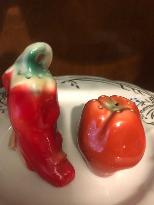 статуетки з порцеляни. Всі нові. Старовинні.