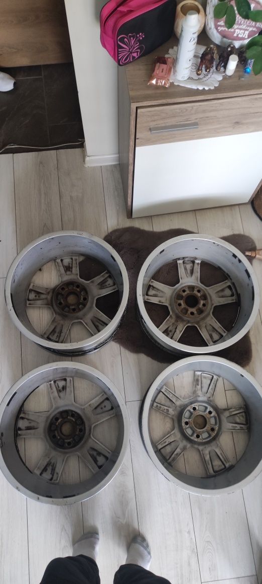 Felgi aluminiowe 18 z samochodu Audi A6 C6 rozstaw śrub 5x112