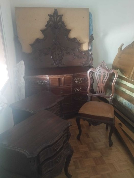 Quarto de casal antigo com colchão e estrado