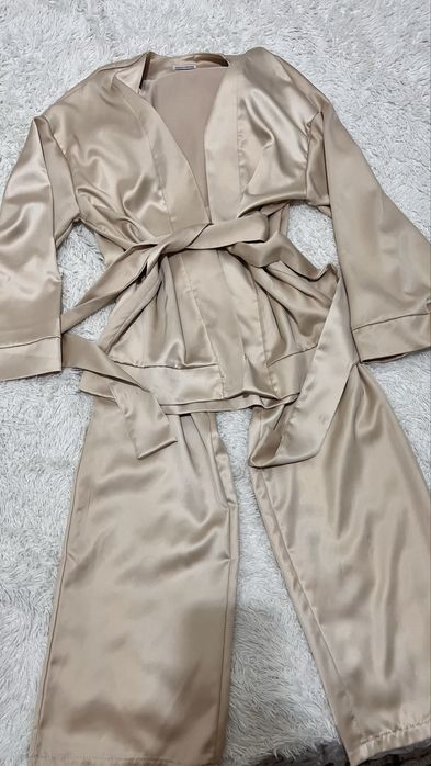 Костюм атласний