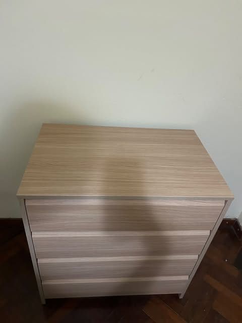 Cómoda c/4 gavetas, chapa de carvalho c/velatura branca