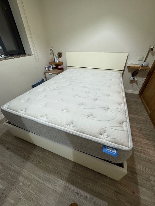 Cama de casal 140x190cm com arrumação + colchão + mesinha