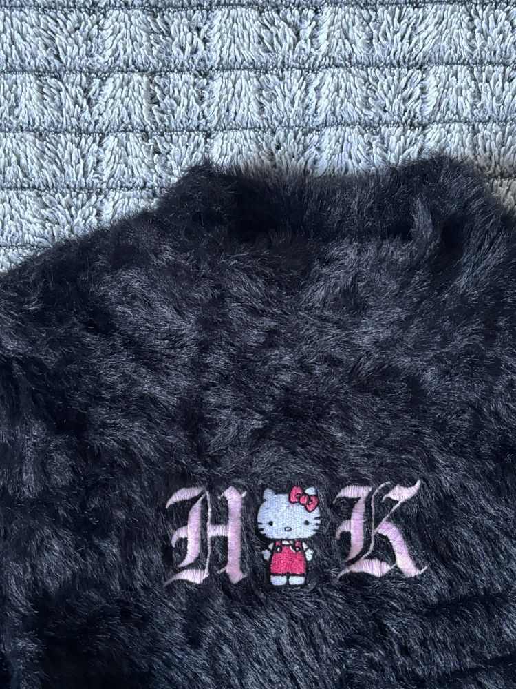 czarny futrzany top z długim rękawem hello kitty
