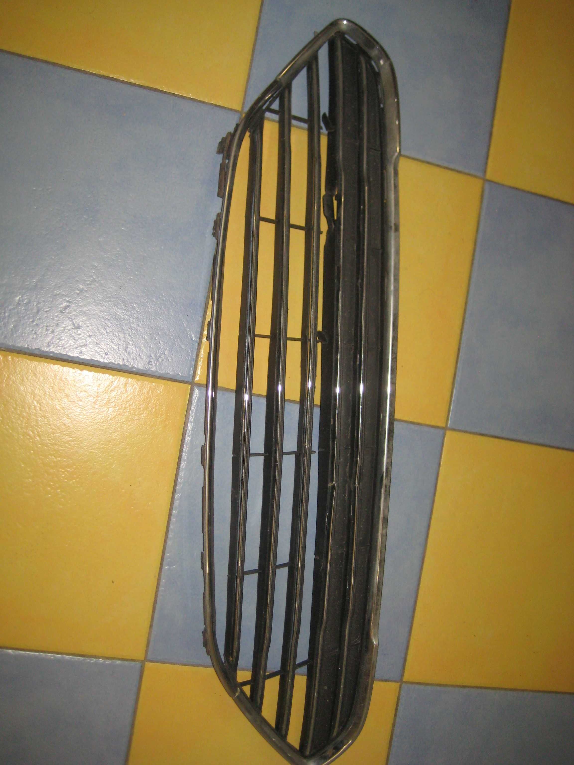 Продам решетку радиатора оригинал  на FORD-Fiesta с 2013 года