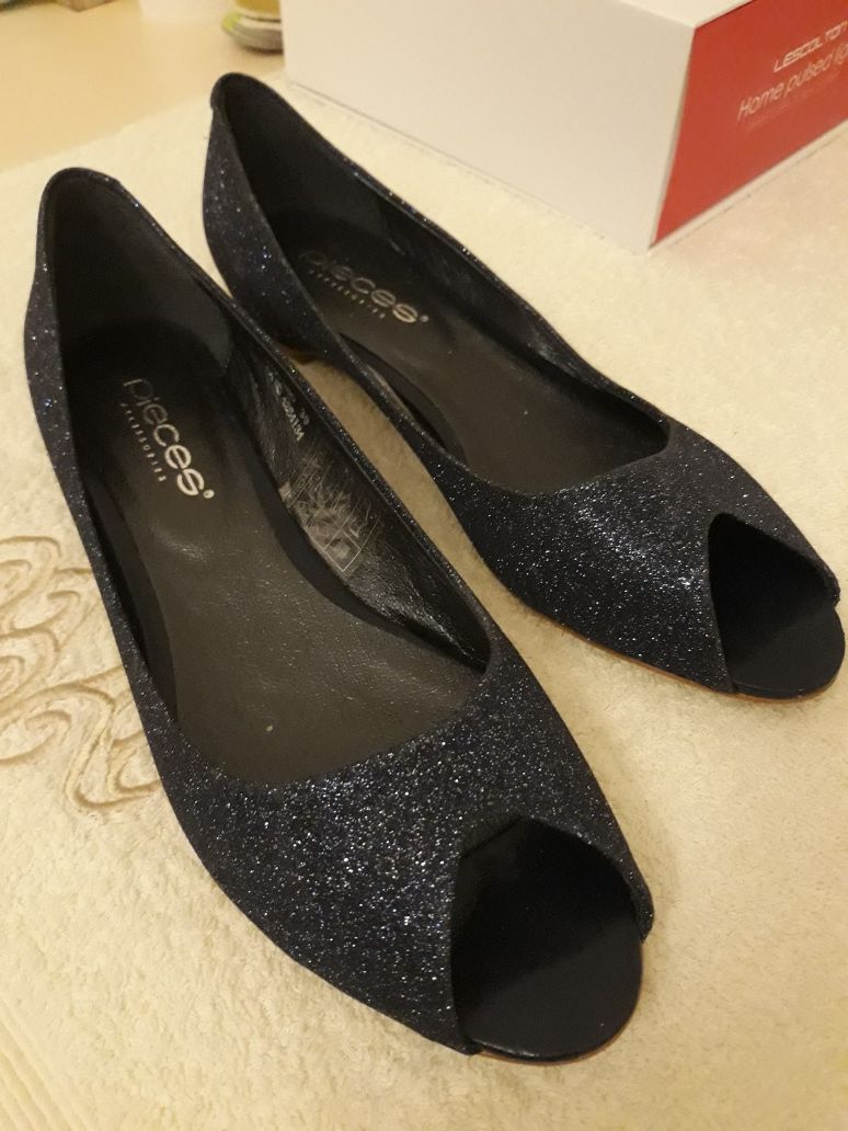 Pieces r. 39, błyszczące granatowe buty na bal, wesele