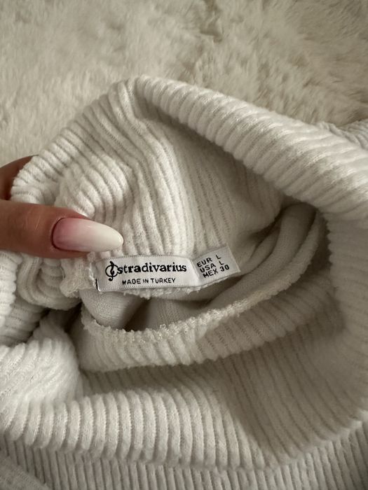 Stradivarius sweterek biały z golfem