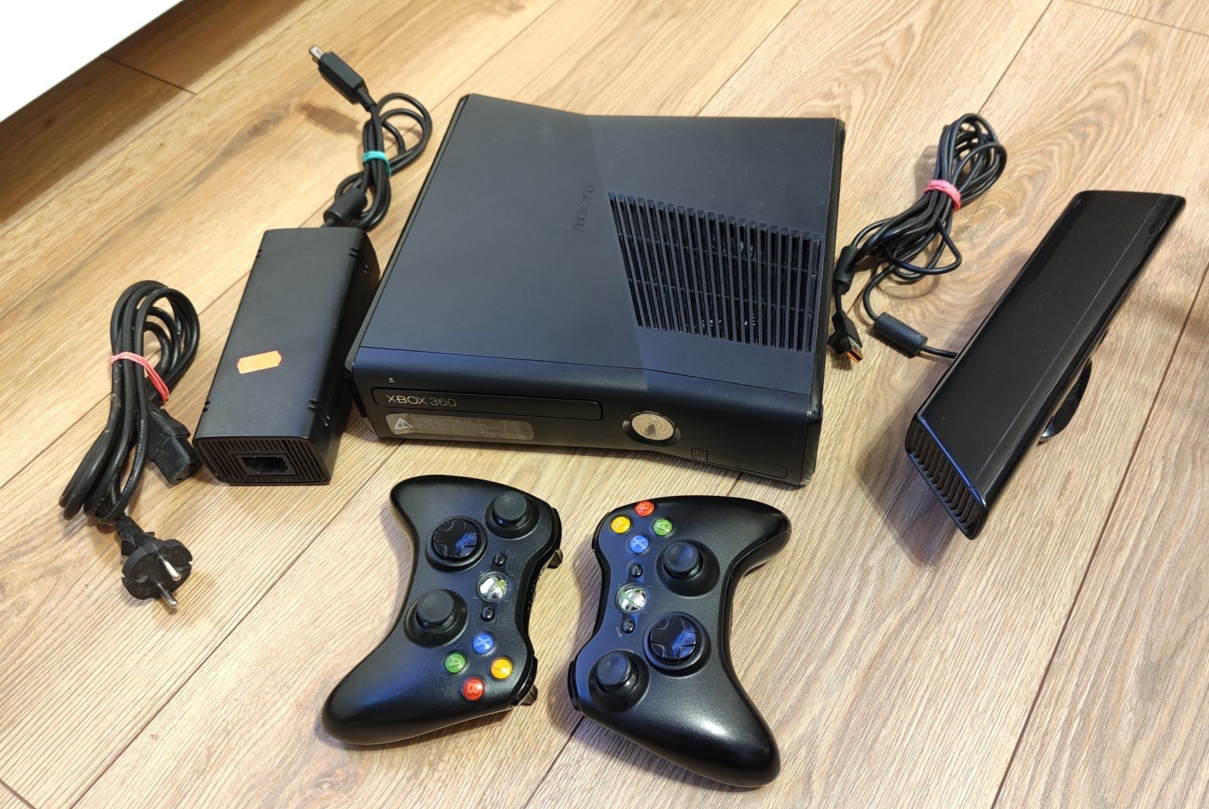 Xbox 360 Slim 250GB, RGH 3.0, 2 Pady, Kinect, Okablowanie