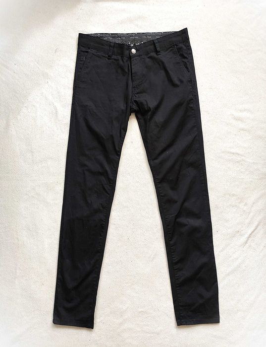 czarne dopasowane  spodnie męskie damskie uniseks Hugo Boss r. 31