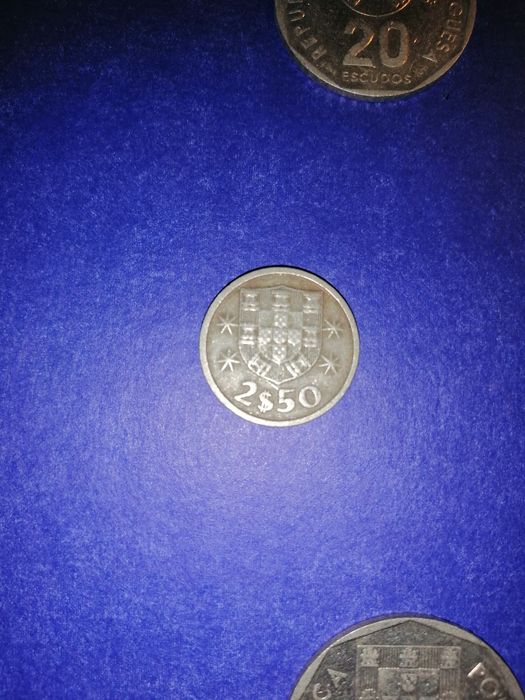 74 Moedas de 2,5 Escudos de vários anos diferentes,1963 a 1985