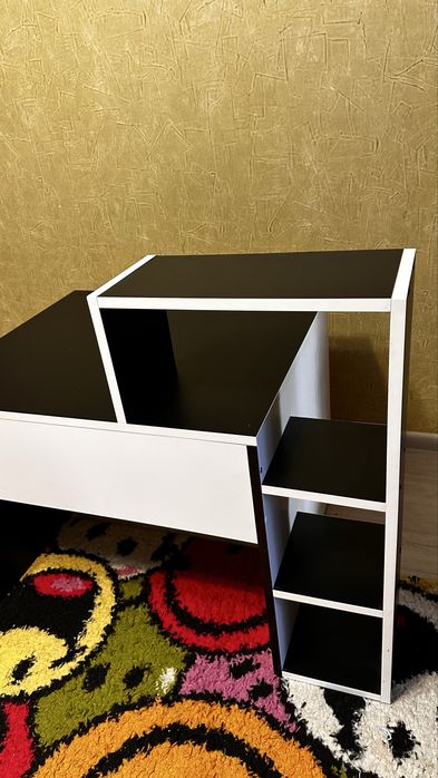 Стіл-парта зі стільцем та полицею