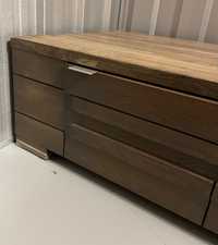 Elegancka drewniana szafka pod telewizor - doskonałe rozwiązanie!