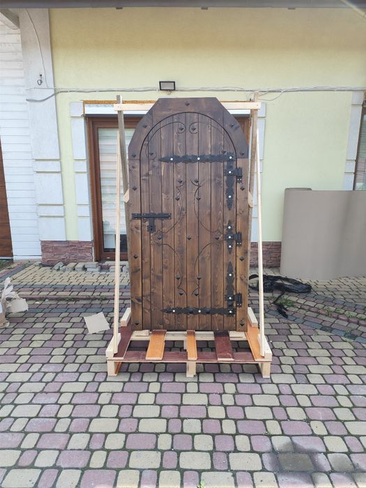 Drzwi drewniane z opaską piwnicy gospodarcze domków letniskowych