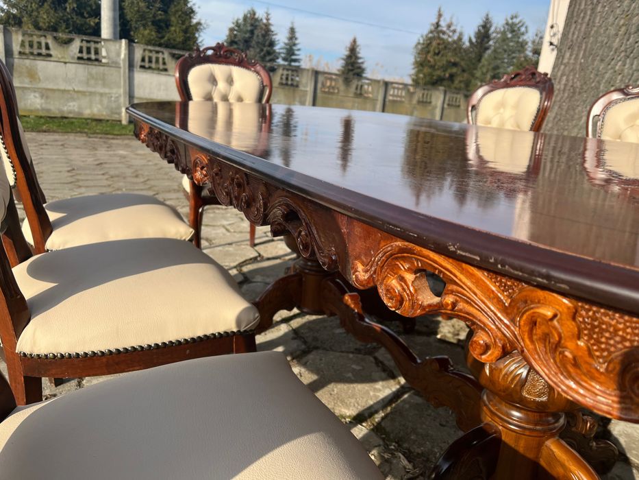 Stylowy Włoski stół i 8 krzeseł  nowa tapicerka rzezbiony