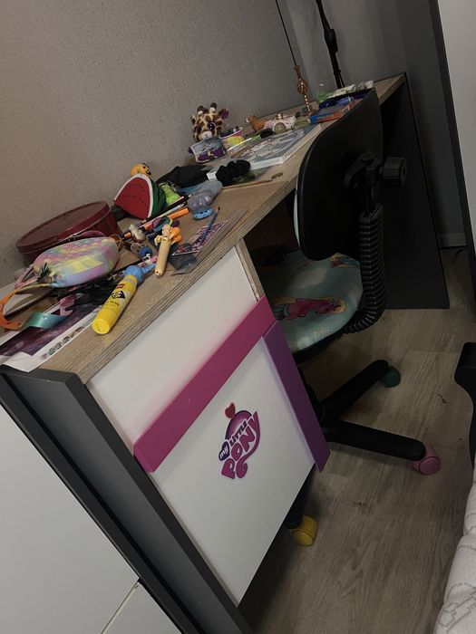 Комплект меблів у дитячу шафа комод стіл