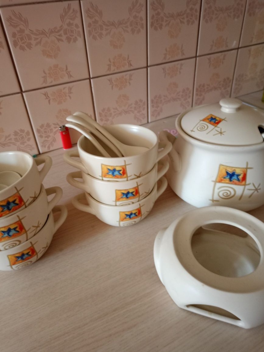 Piękny zestaw stołowy z kamionki.