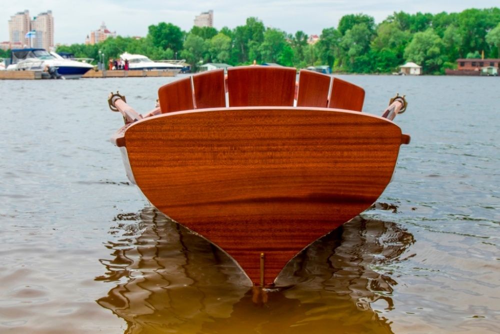 Деревянная лодка. Лодка деревянная гребная.