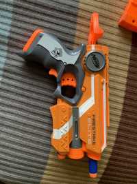 Nerf pistolet ze strzałksmi karabin