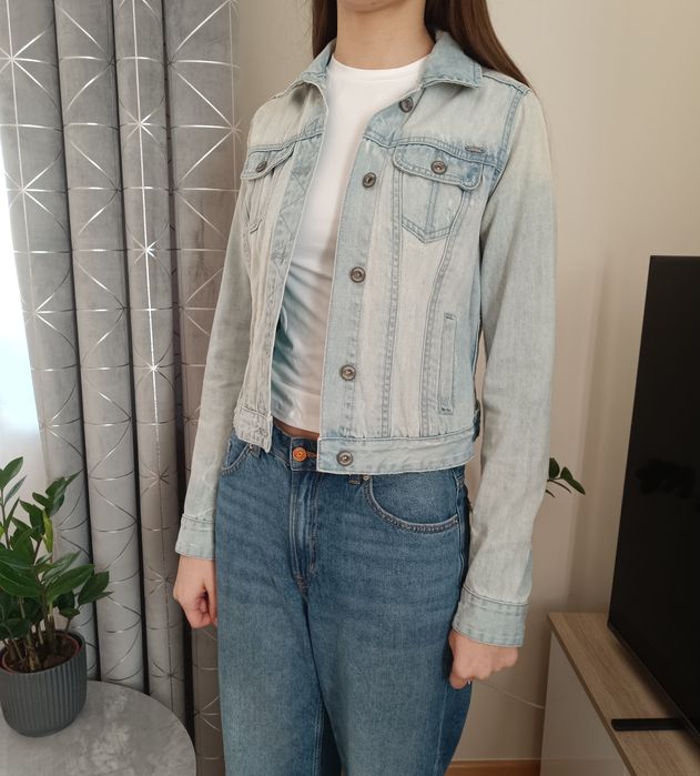 Jasno niebieska kurtka dżinsowa