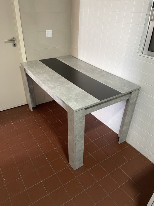 Mesa de jantar cinza