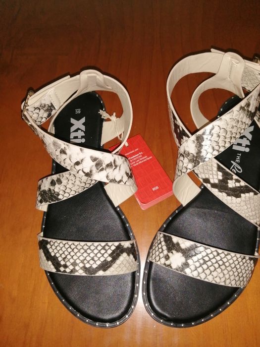 Sandálias novas com etiqueta marca Xti tamanho 39
