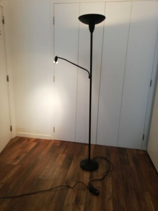 candeeiro de pé com luz de intensidade regulável