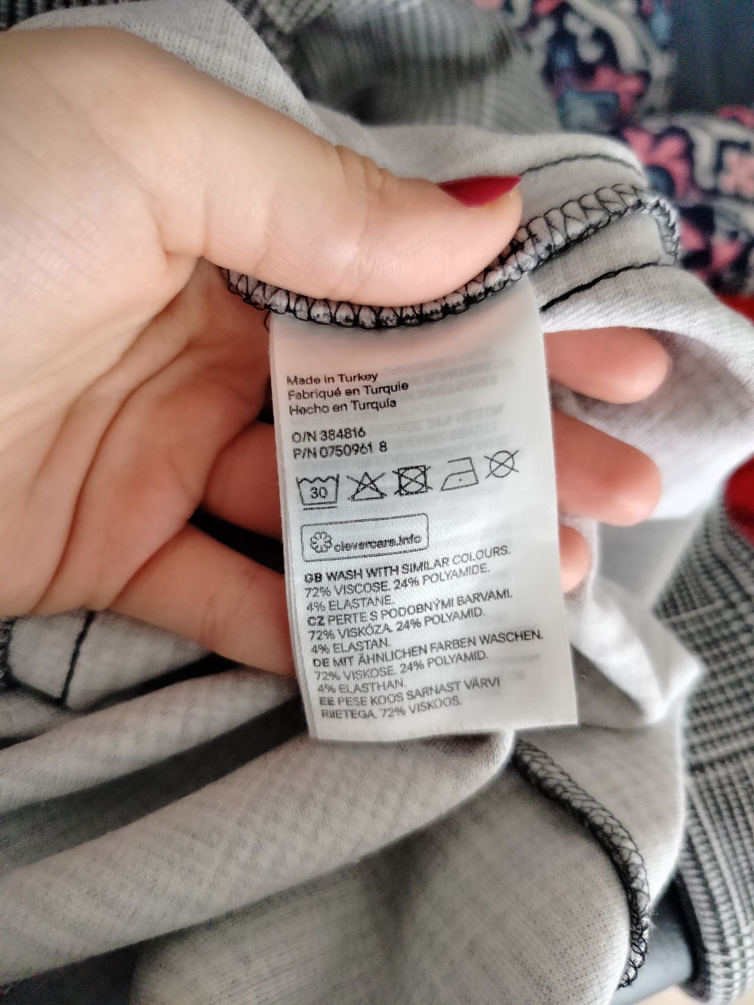 Obcisła sukienka w kratę ze ściągaczem po boku