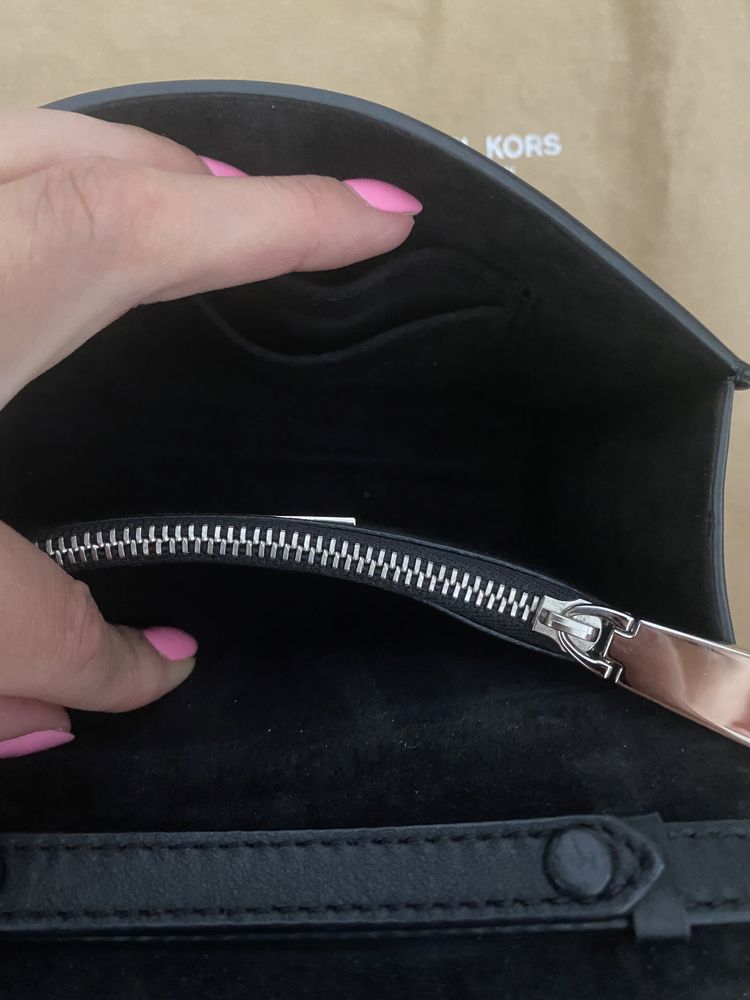 Czarna torebka kopertówka Michael Kors skóra cielęca