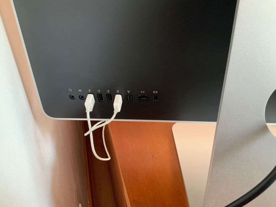 iMac 3.06 GHz intel core 2 Duo, 8 GB, NVDIA 512 MB, track pad wireless