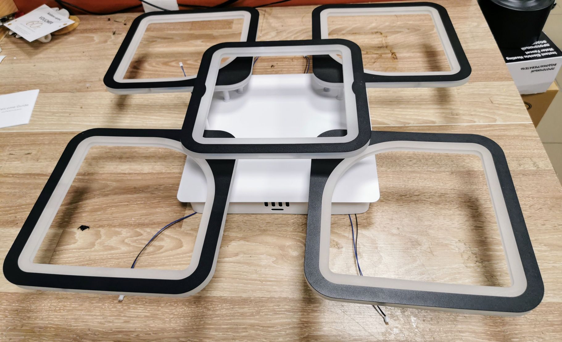 Nowoczesna lampa sufitowa z pilotem LED