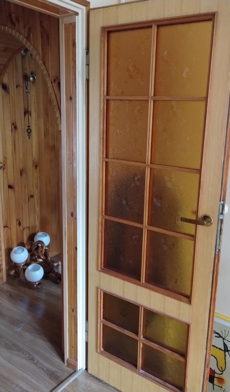 Kratka drewniana do drzwi .