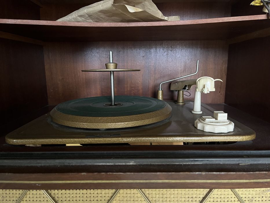 Antyczne radio z adapterem w zabudowie meblowej