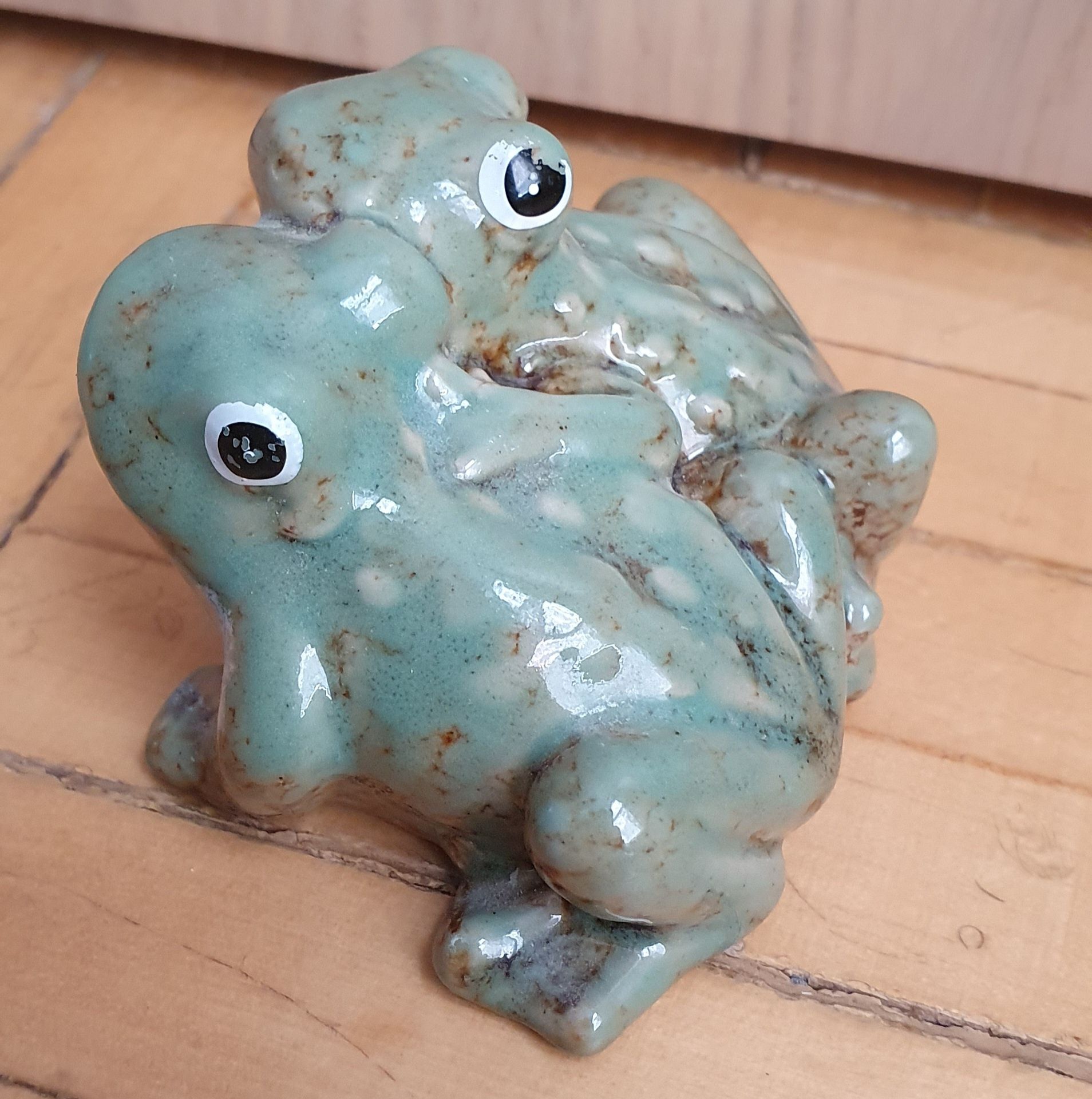Figurka porcelanowa żaby