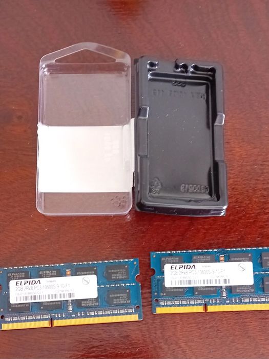 2 memórias RAM de 2 gigas cada 2R*8 PCS10600S