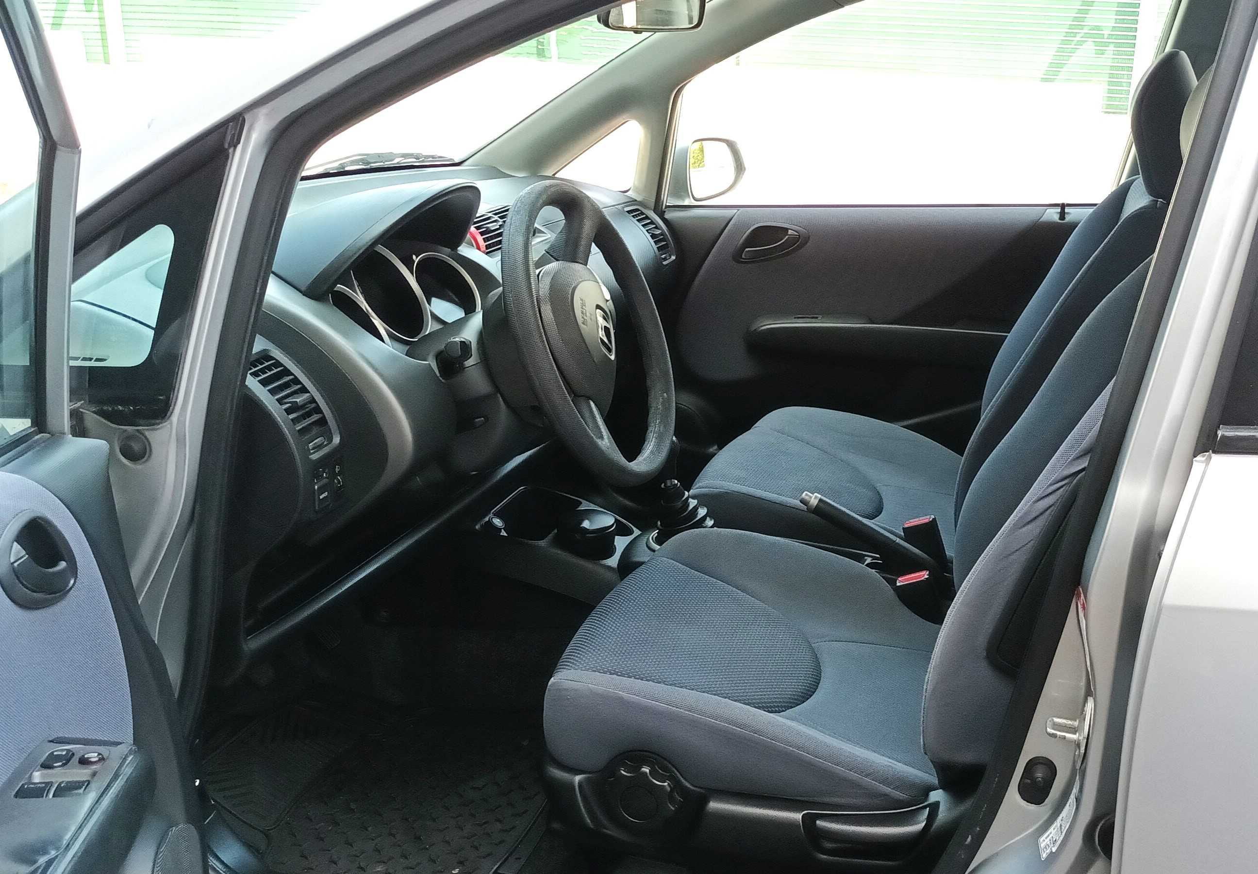 Honda Jazz 1.2 gasolina, de 2005, só 140.260 Km (reais) em bom estado.