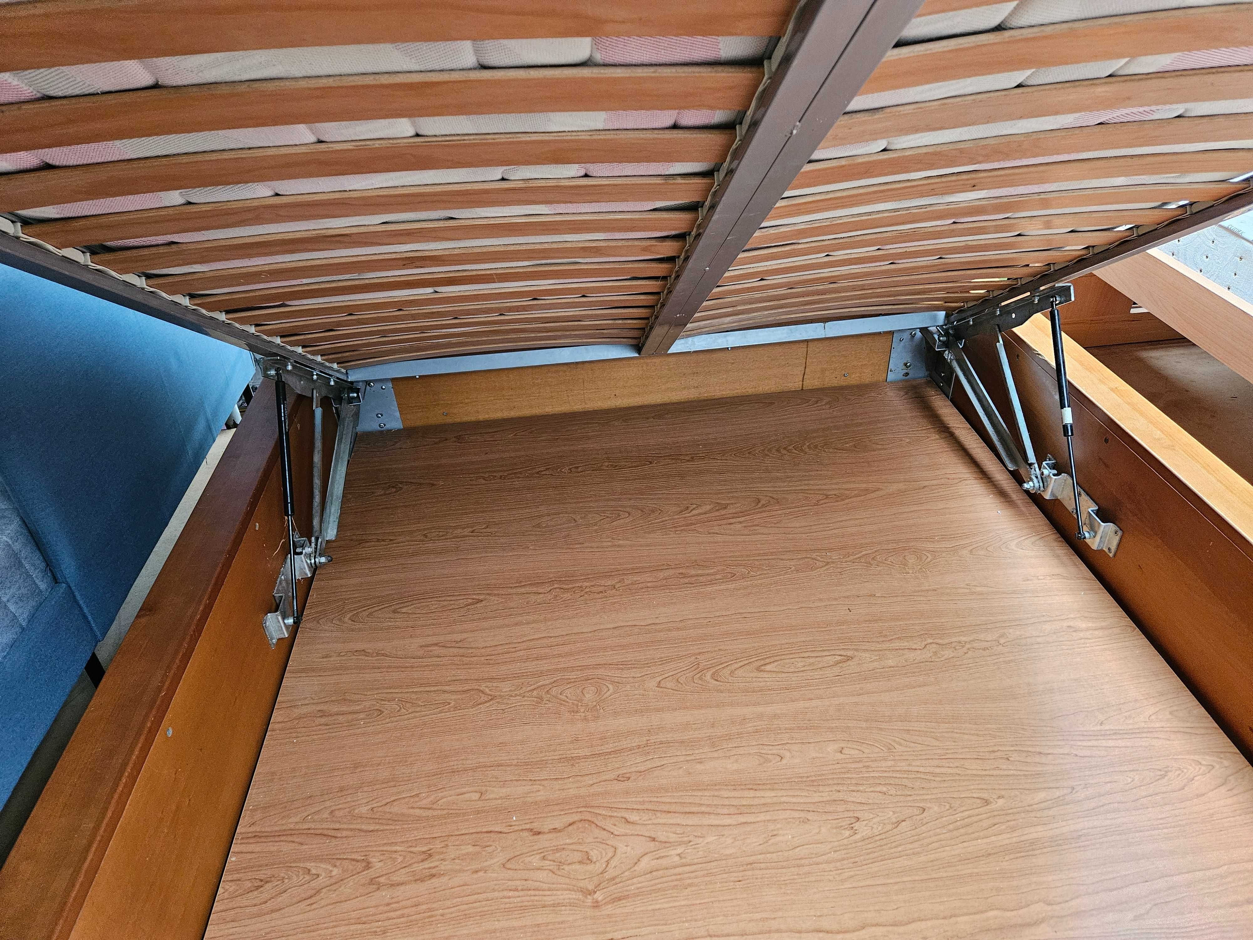 Cama com arrumação, estrado e colchão - Bom