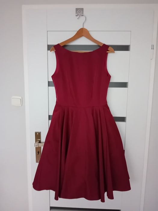 Bordowa sukienka na różne okazje