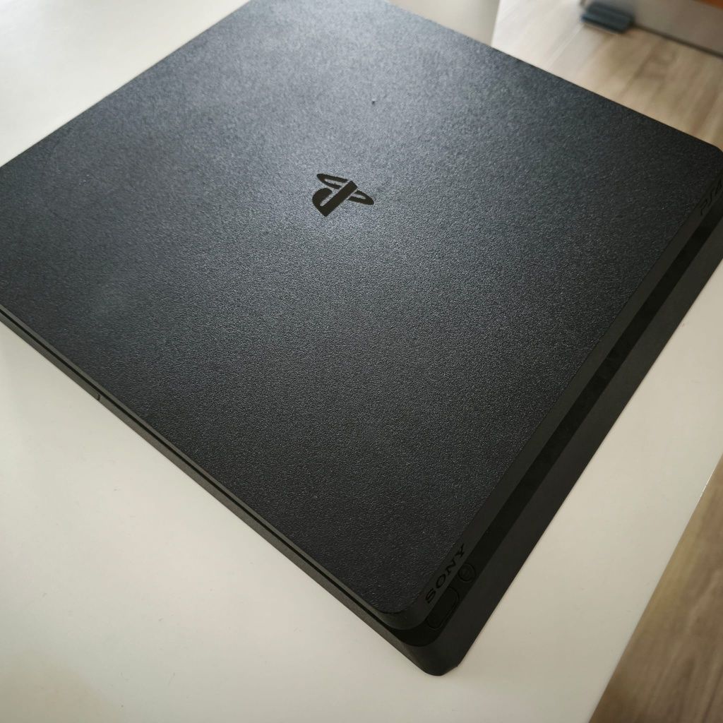 PS4 com comando oficial